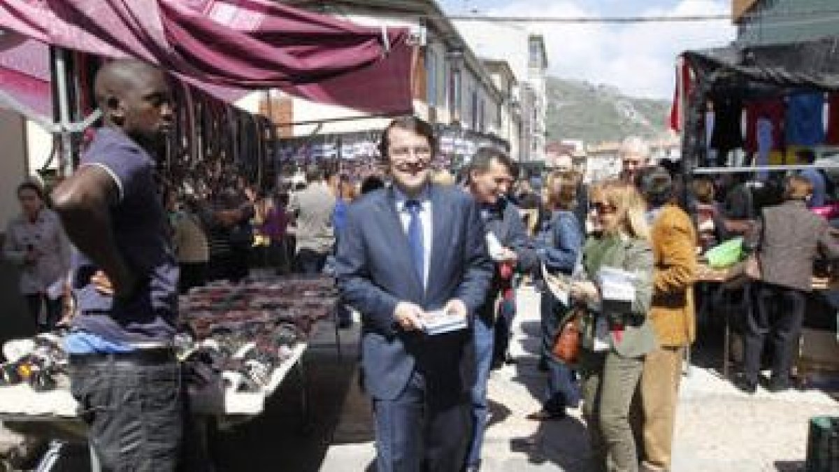 Alfonso Mañueco e Isabel Carrasco recorrieron el mercadillo de Cistierna.