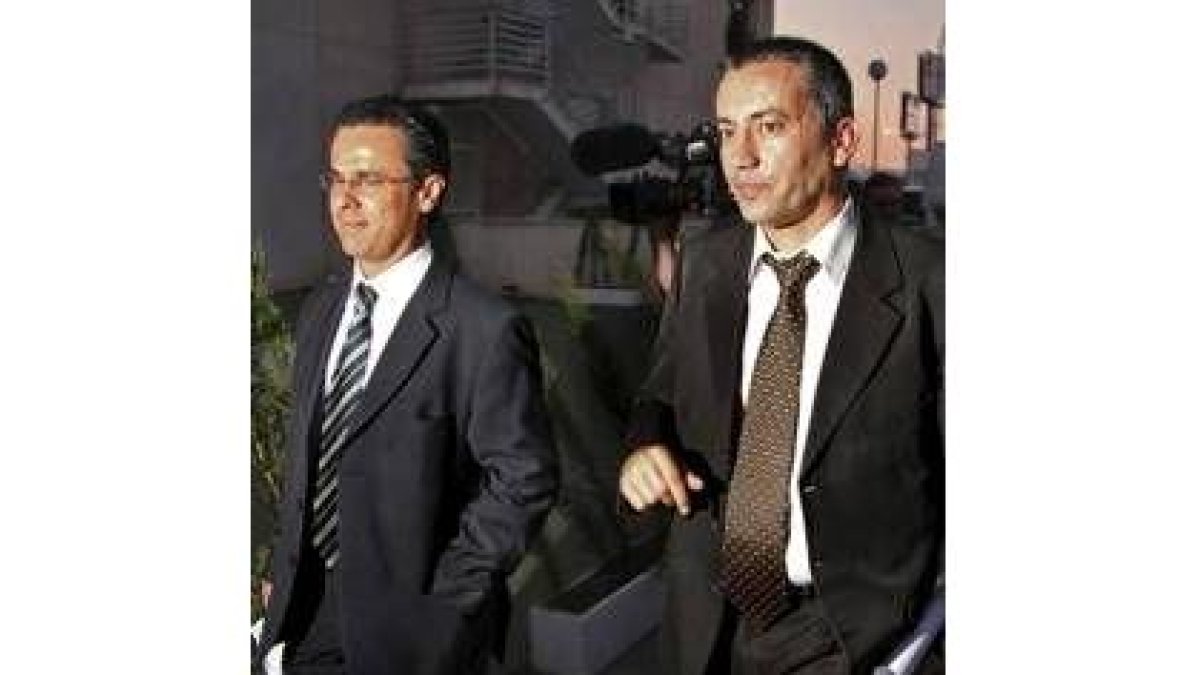 Mendoza, subdirector de Spanair (izquierda) junto a otro responsable