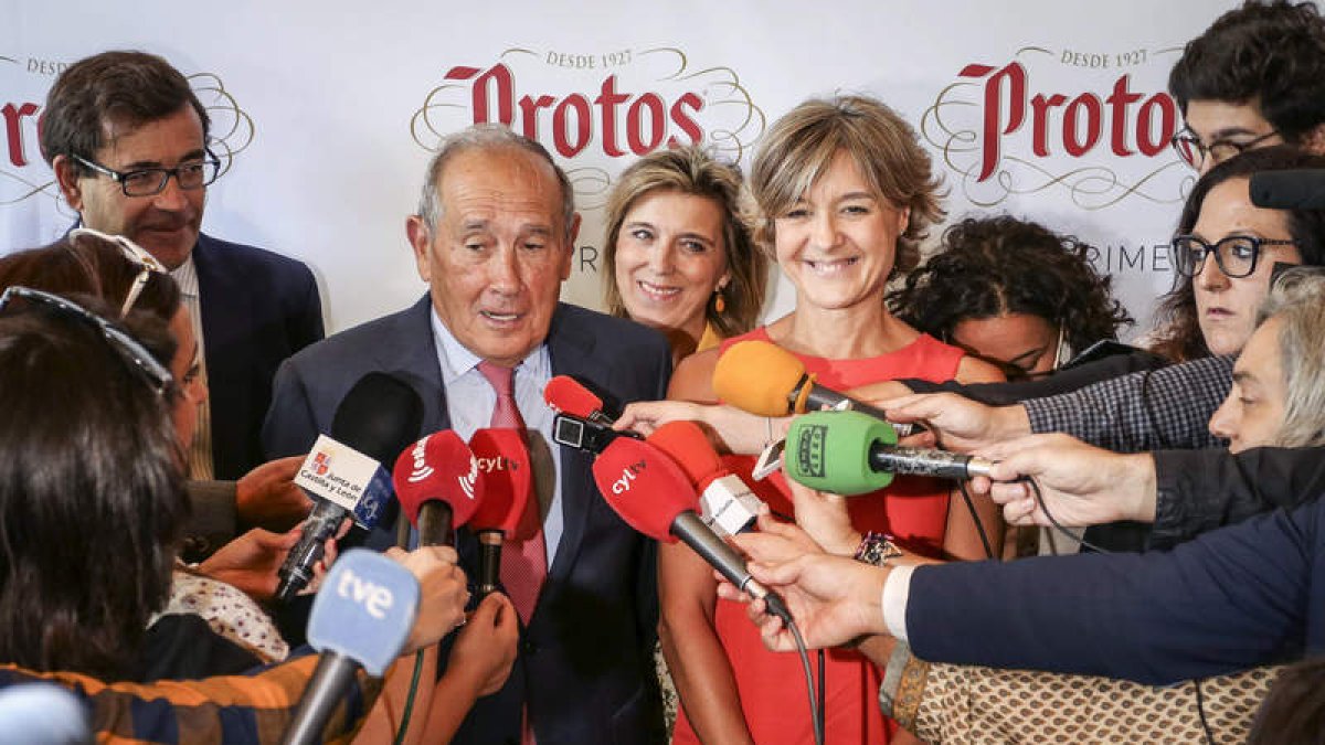 La ministra y Juan Vicente Herrera, entre los participantes, ayer, en la fiesta de Protos. EFE