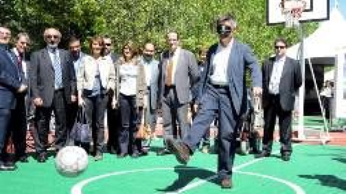 El alcalde marcó un gol con los ojos vendados siguiendo las instrucciones de uno de los monitores