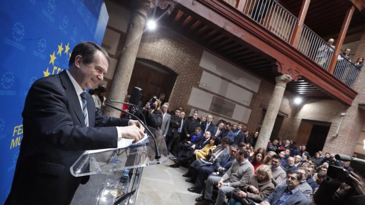 El presidente de la FEMP, Abel Caballero, se dirige a los 300 alcaldes españoles reunidos en la sede de la Federación.