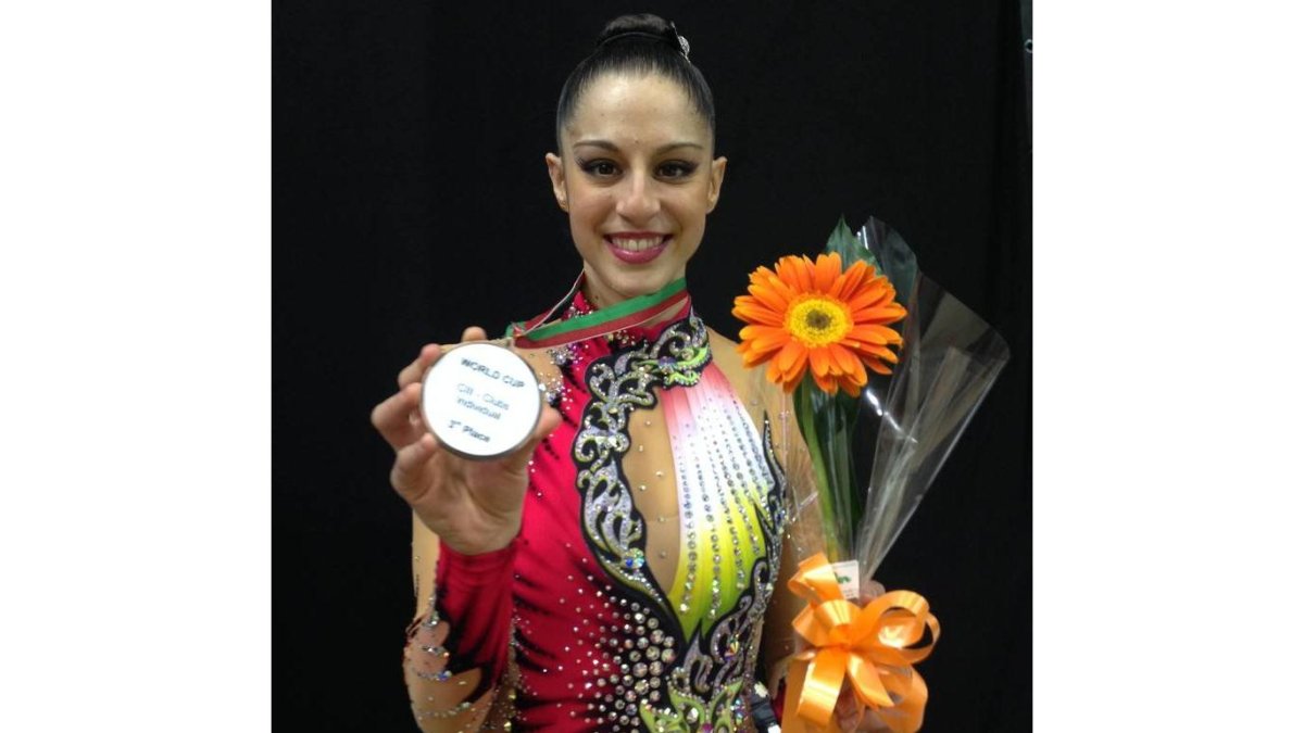 Carolina posa radiante con su nueva medalla