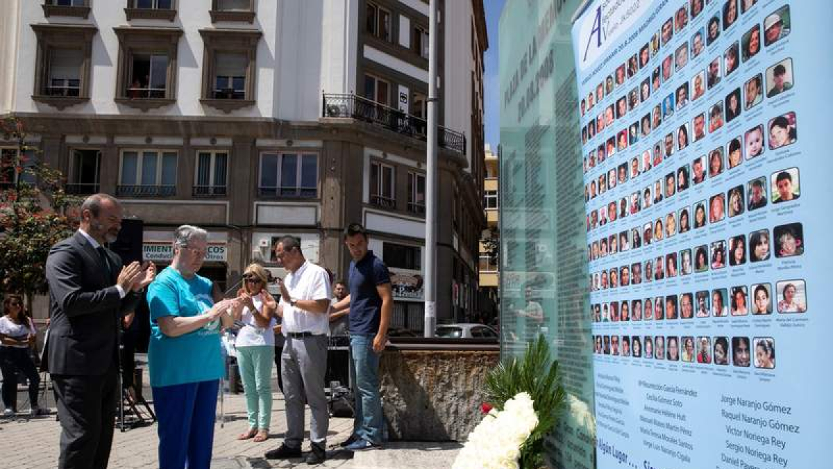 Familiares y allegados depositan ofrendas florales durante el homenaje a las víctimas. QUIQUE CURBELO