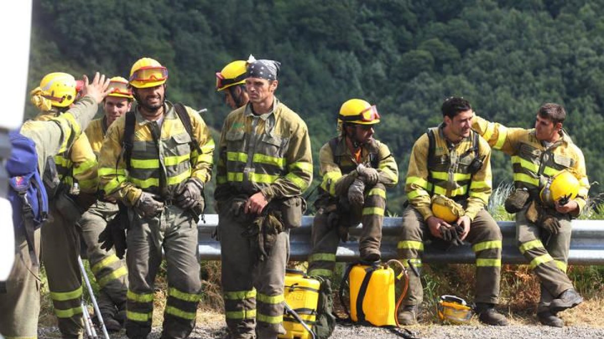 Brigadas de extinción de incendios en la pasada campaña en el Bierzo