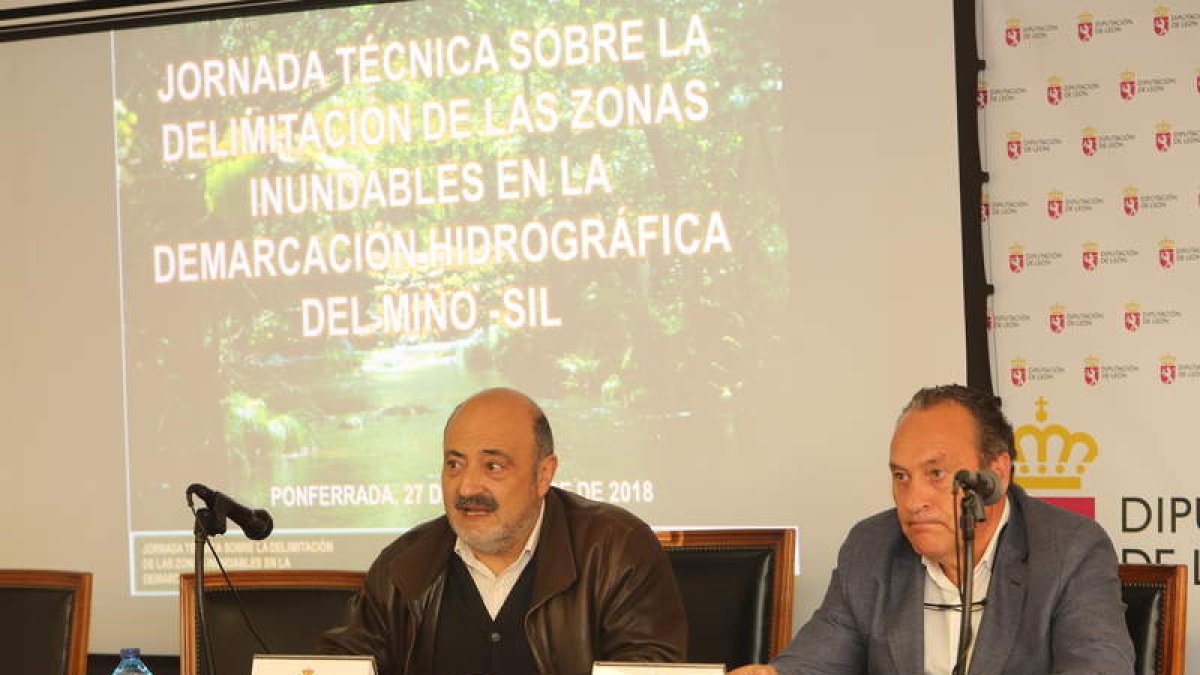 José Antonio Quiroga, ayer junto al diputado provincial y alcalde de Molinaseca, Alfonso Arias. LDM