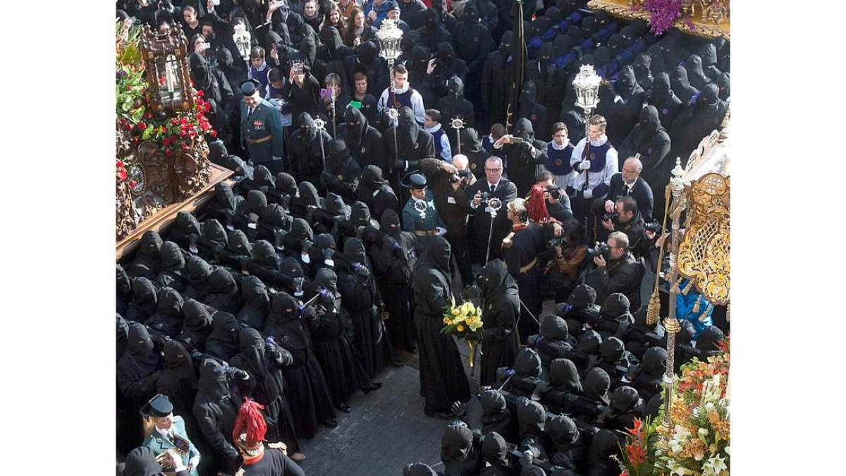 La Dolorosa y San Juan se encuentran en la plaza Mayor en uno de los momentos más álgidos de la procesión de Los Pasos que cada Viernes Santo organiza el Dulce Nombre. RAMIRO