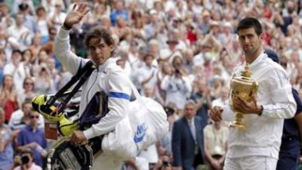 Novak Djokovic, derecha, sostiene su trofeo tras ganar al tenista español Rafael Nadal.