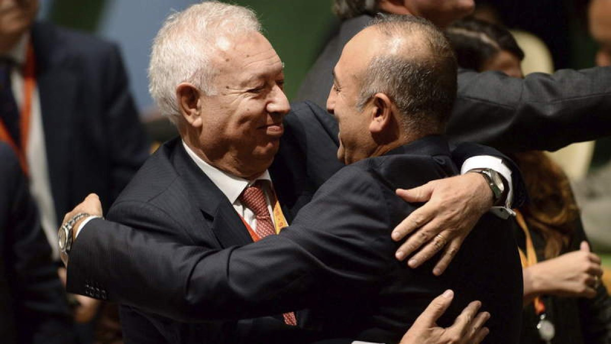 El ministro español de Exteriores es felicitado por su colega turco.
