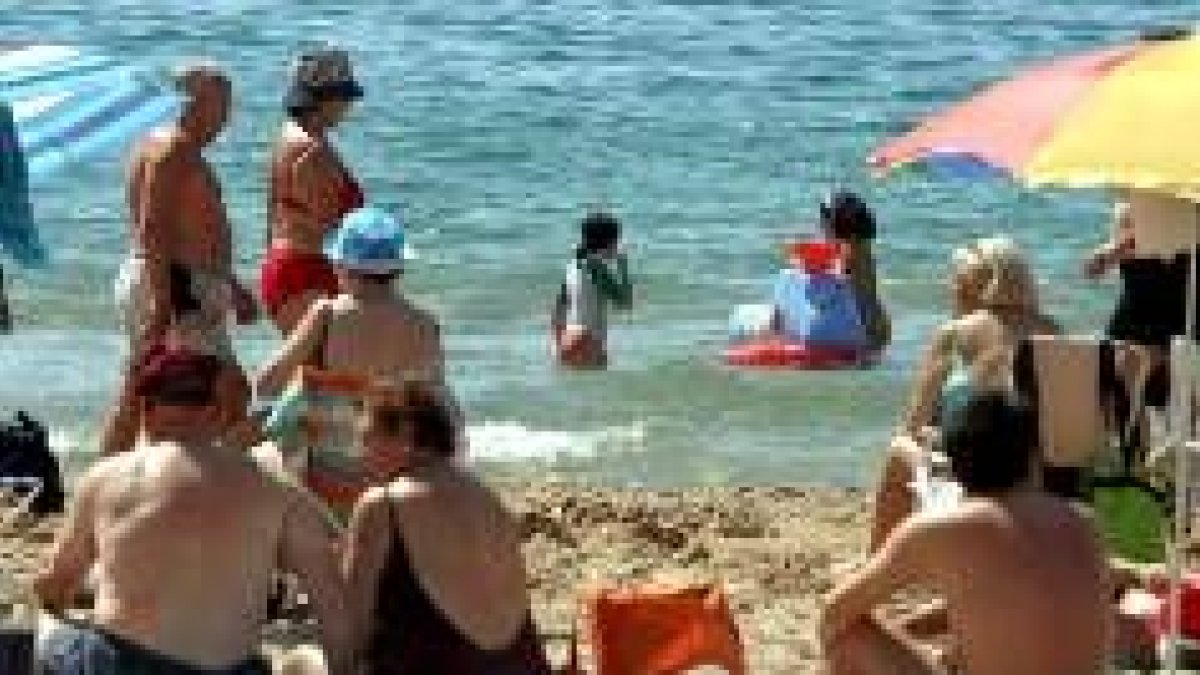 Dos niñas disfrutan del baño en la playa de Levante de Benidorm en los primeros días de vacaciones