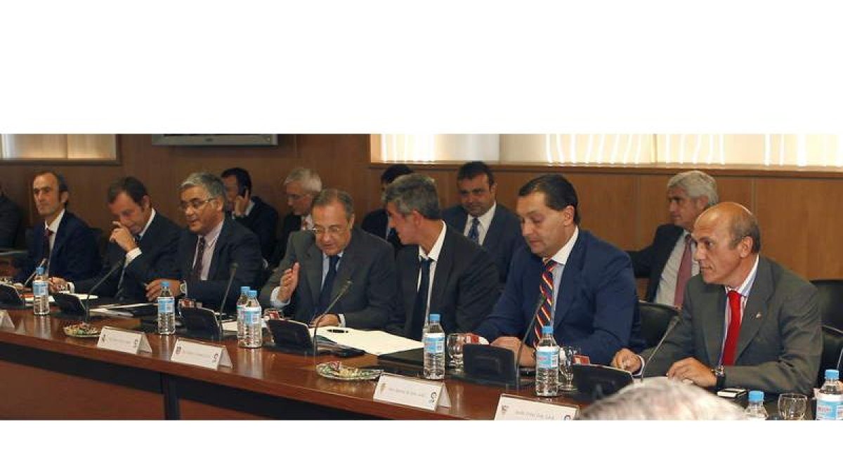 Del Nido, Miguel Ángel Marín, Florentino Pérez, Joan Collet y Sandro Rosell, durante la tensa asamblea de la Liga.