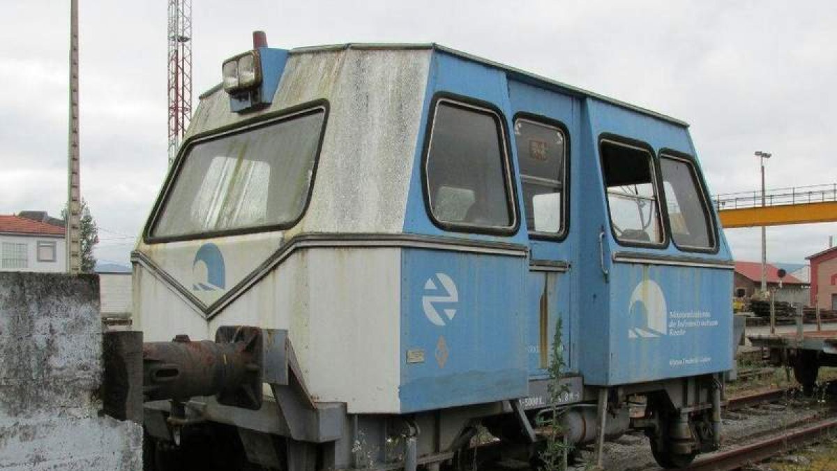 Dresina estacionada en la estación de Monforte de Lemos. SERGIO FERRERO. CORTESÍA DE LISTADOTREN.COM