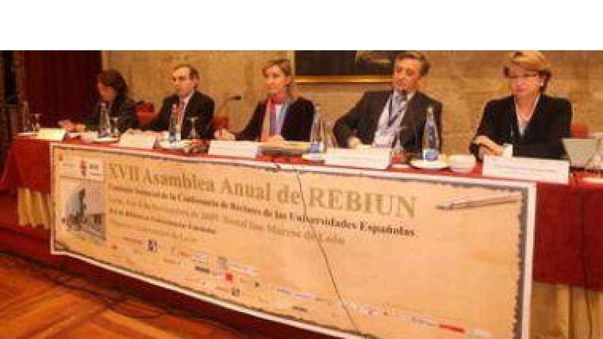 Adoración Pérez, Víctor Sanz, Victoria Seco, Santiago Asenjo y Margarita Taladriz durante la apertur