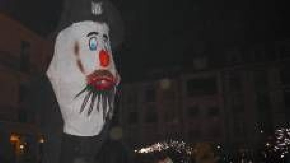 En la plaza Mayor, la piñatina se suma a una carrera de chispas que termina en la plaza de San Roque