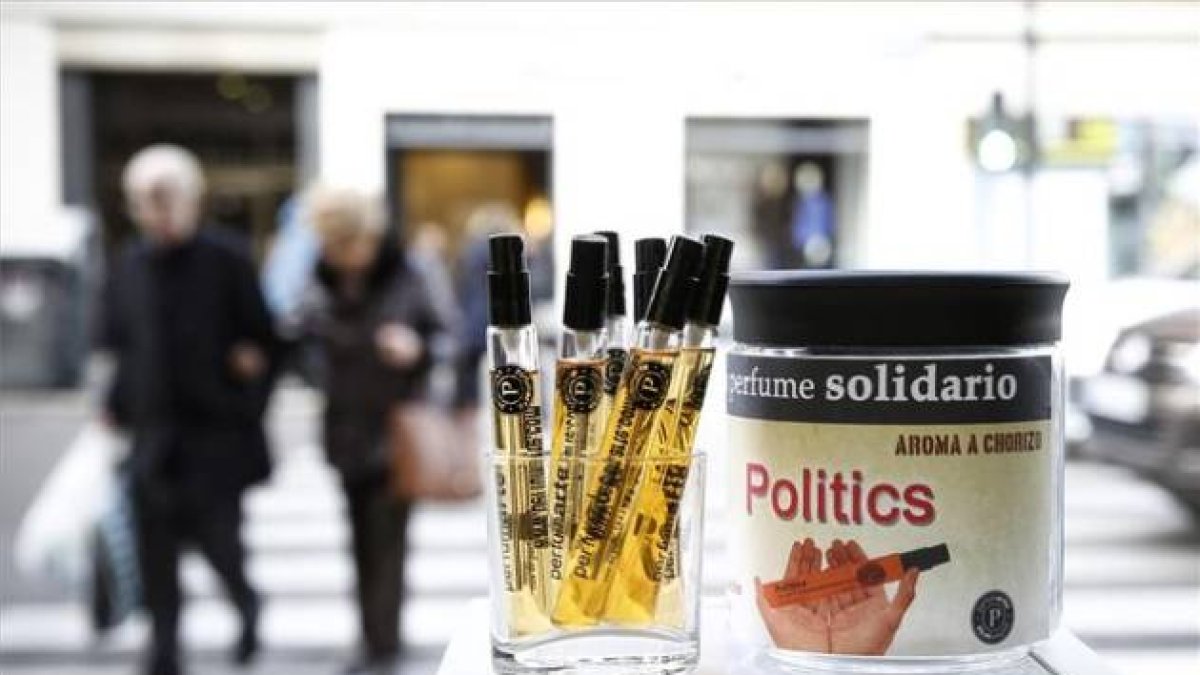 Los frascos del perfume solidario 'Politics' ya estan a la venta.