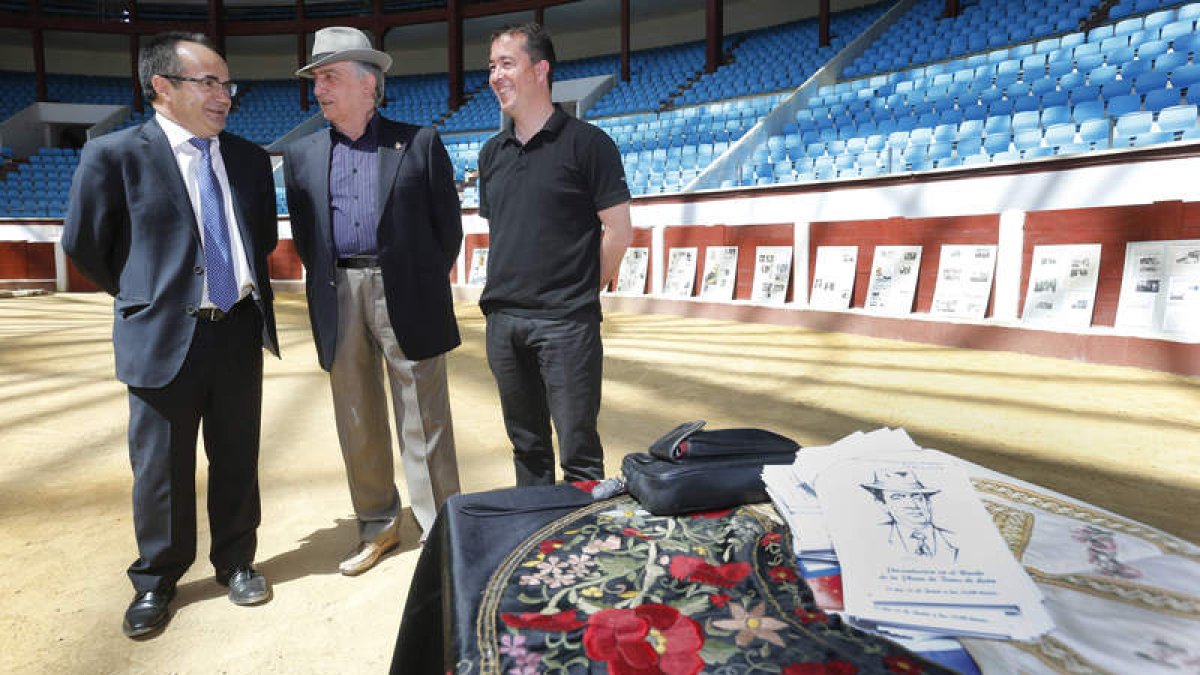 Florencio Carrera, Felipe Zapico y Juan Francisco Martín, ayer, en la presentación de la exposición en la plaza de toros.
