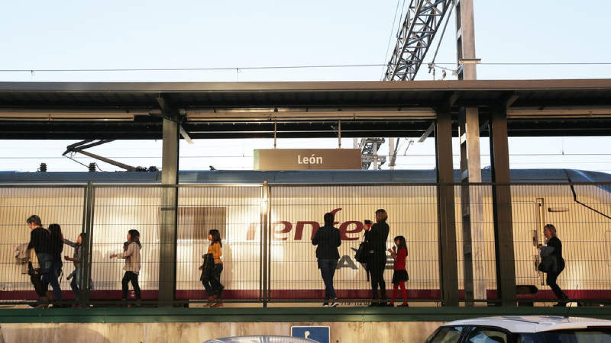 Pasajeros en el andén de acceso al AVE en la estación de Adif. MARCIANO PÉREZ