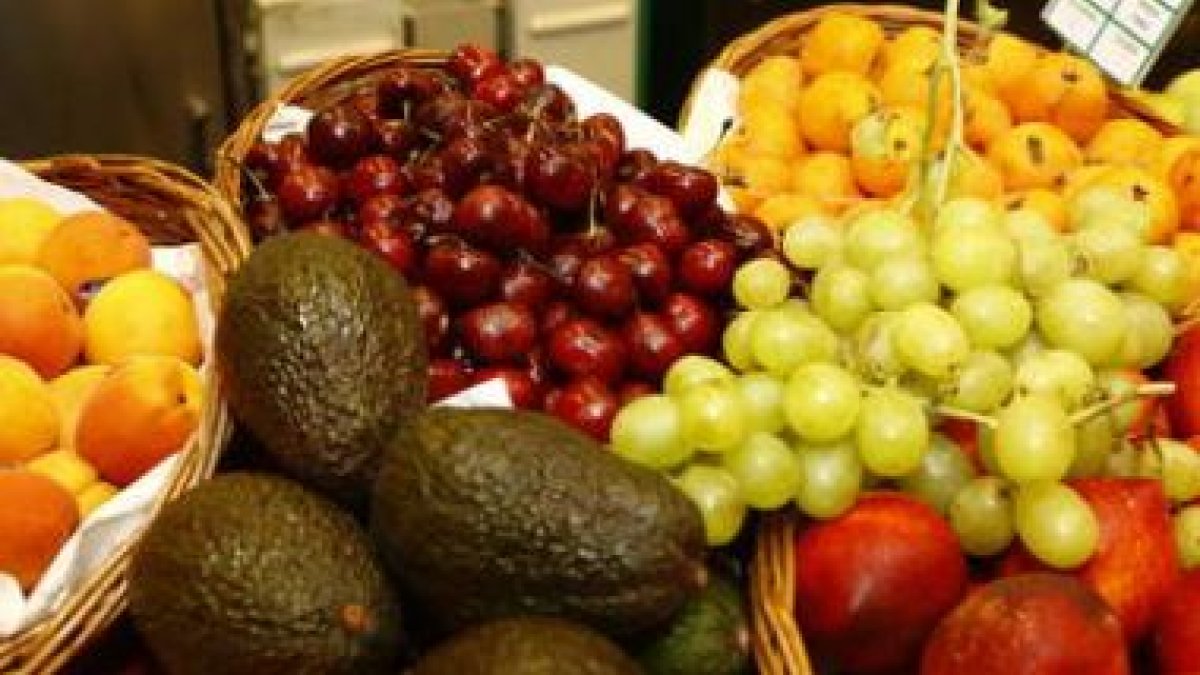 Expositor de una frutería en el centro de la capital leonesa.