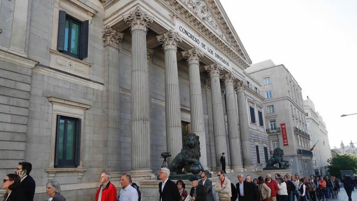 -Numeroso público aguarda para entrar en la capilla ardiente del exvicepresidente del Gobierno Alfredo Pérez Rubalcaba, instalada en el Congreso de los Diputados.