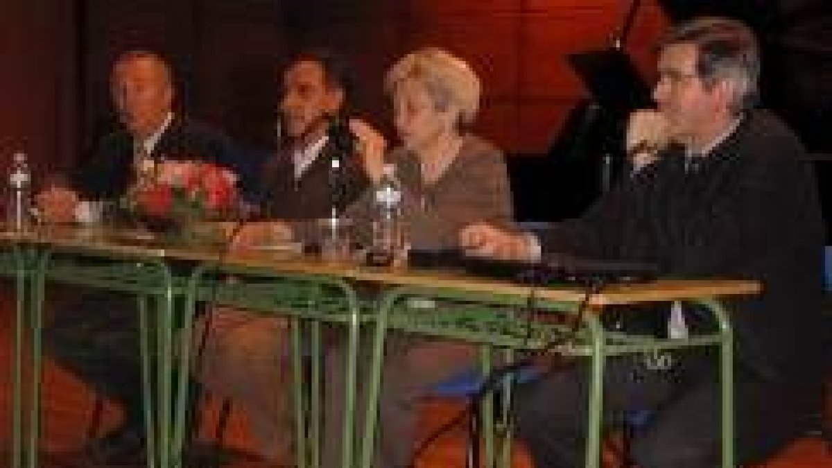 Un momento de la apertura de la jornada en el conservatorio