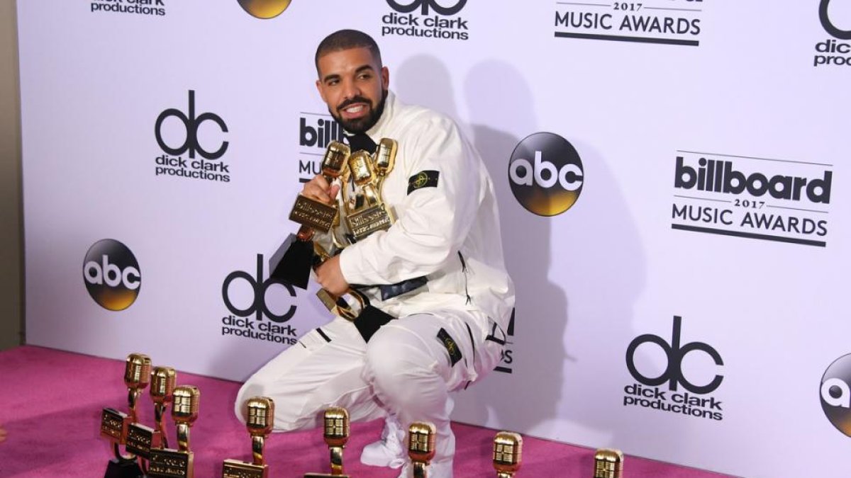Drake posa con todos los premios obtenidos en la gala de los premios Billboard celebrada este domingo en Las Vegas (EEUU).