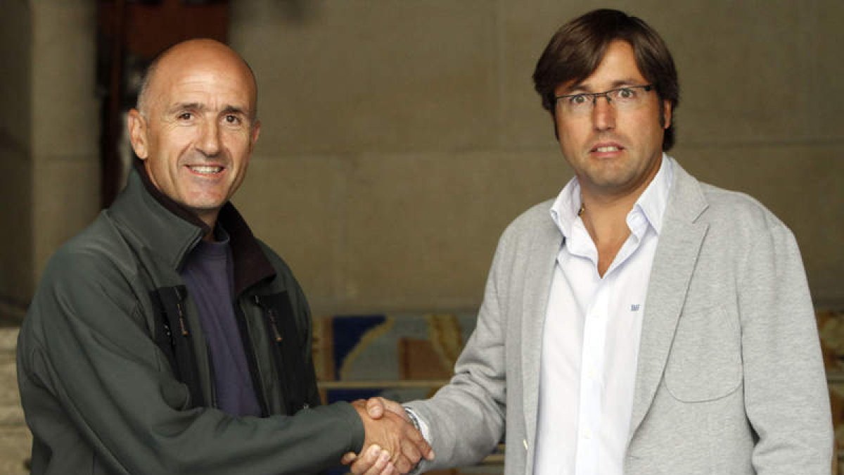 Castro Pinos recibió el reconocimiento de la Diputación a cargo del diputado Emilio Orejas.