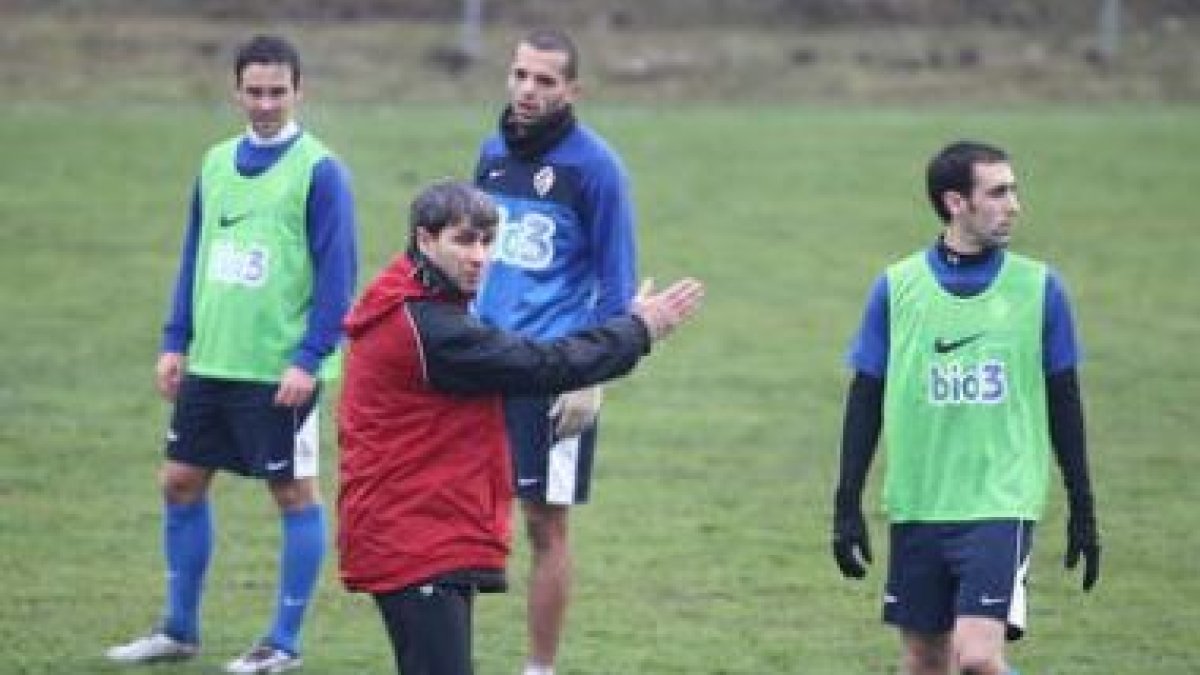 Yuri, centro, puede ser una de las grandes novedades del equipo berciano esta tarde.