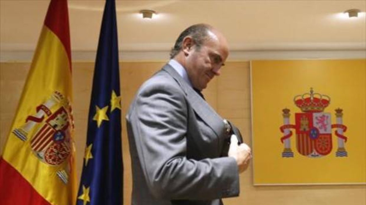 El ministro de Economía, Luis de Guindos, ayer tras la rueda de prensa en el ministerio.