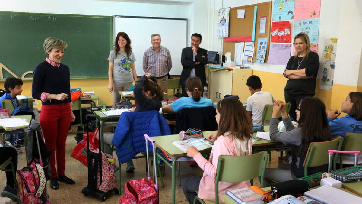 Escolares del Quevedo escuchan la explicación de Franco. CÉSAR
