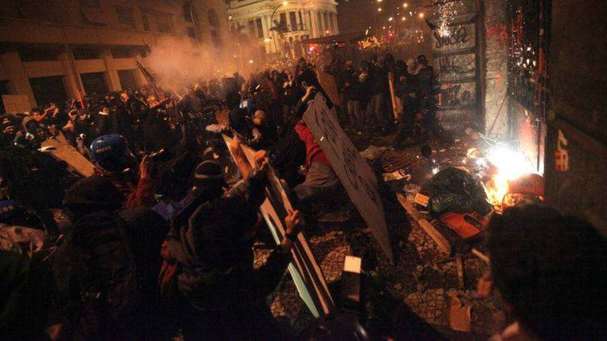 Unos manifestantes intentan asaltar la Cámara Municipal de Río de Janeiro, el lunes por la noche.