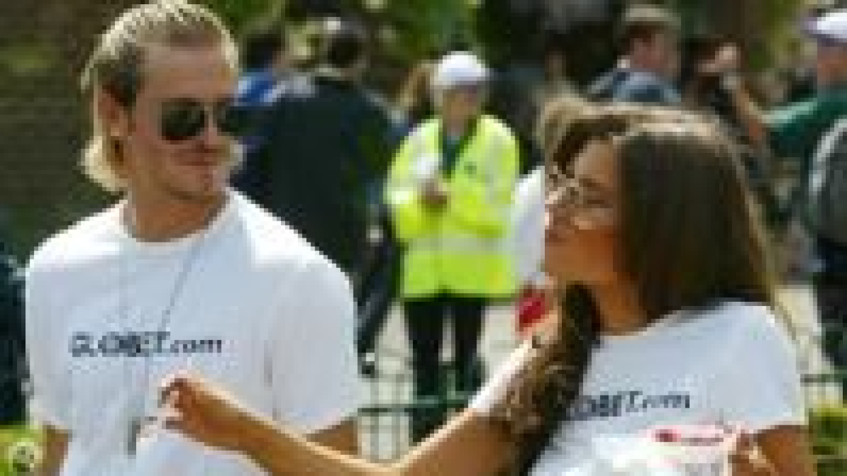 David Beckham mira a su esposa, que degusta un helado