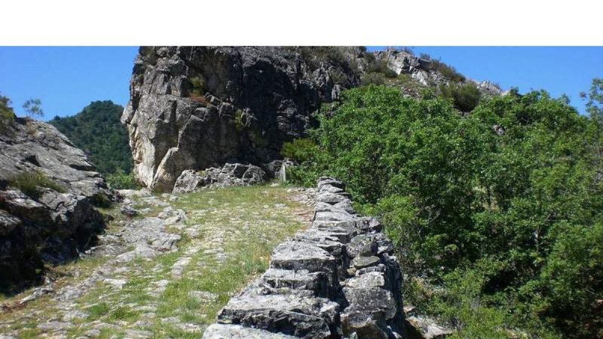 Imagen de un tramo de la calzada romana del Esla, también conocida como ruta Vadiniense o Vía Saliámica.
