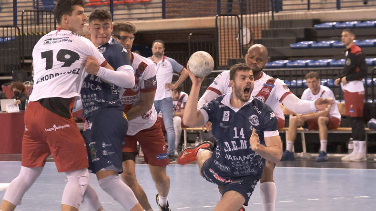 Milosavljevic se convirtió en uno de los héroes del triunfo del Abanca Ademar tras anotar el gol decisivo en el último suspiro ante el BM Logroño. FERNANDO DÍAZ