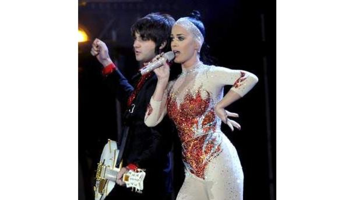 La cantante Katy Perry, durante su actuación en la madrileña Plaza de Alcalá.