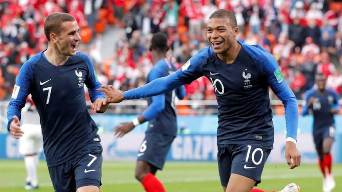 Los jugadores franceses celebran el gol de Mbappé.