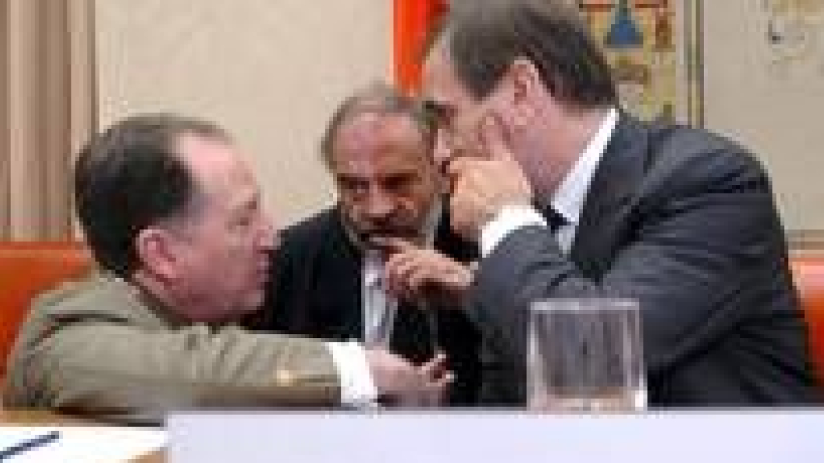 El ministro Alonso conversa con el Jemad, general Félix Sanz Roldán, junto a José Luis de Benito