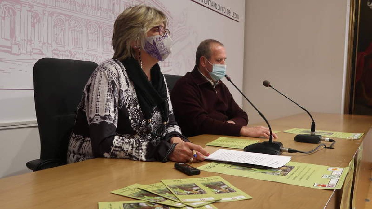 La concejala de Igualdad, Argelia Cabado, junto a Rafael Gallego. DL