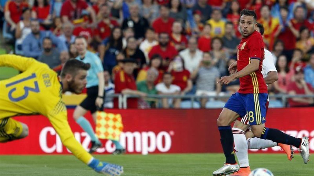 David de Gea junto al defesa Jordi Alba, instantes antes del gol marcado por el centrocampista de Georgia Tornike Okriashvili.
