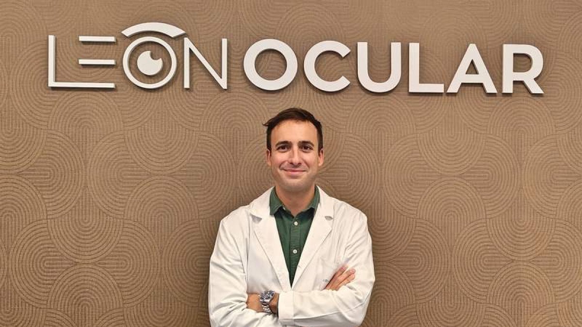 El doctor Carlos Plaza, especialista en enfermedades de la mácula y la retina en León Ocular. DL