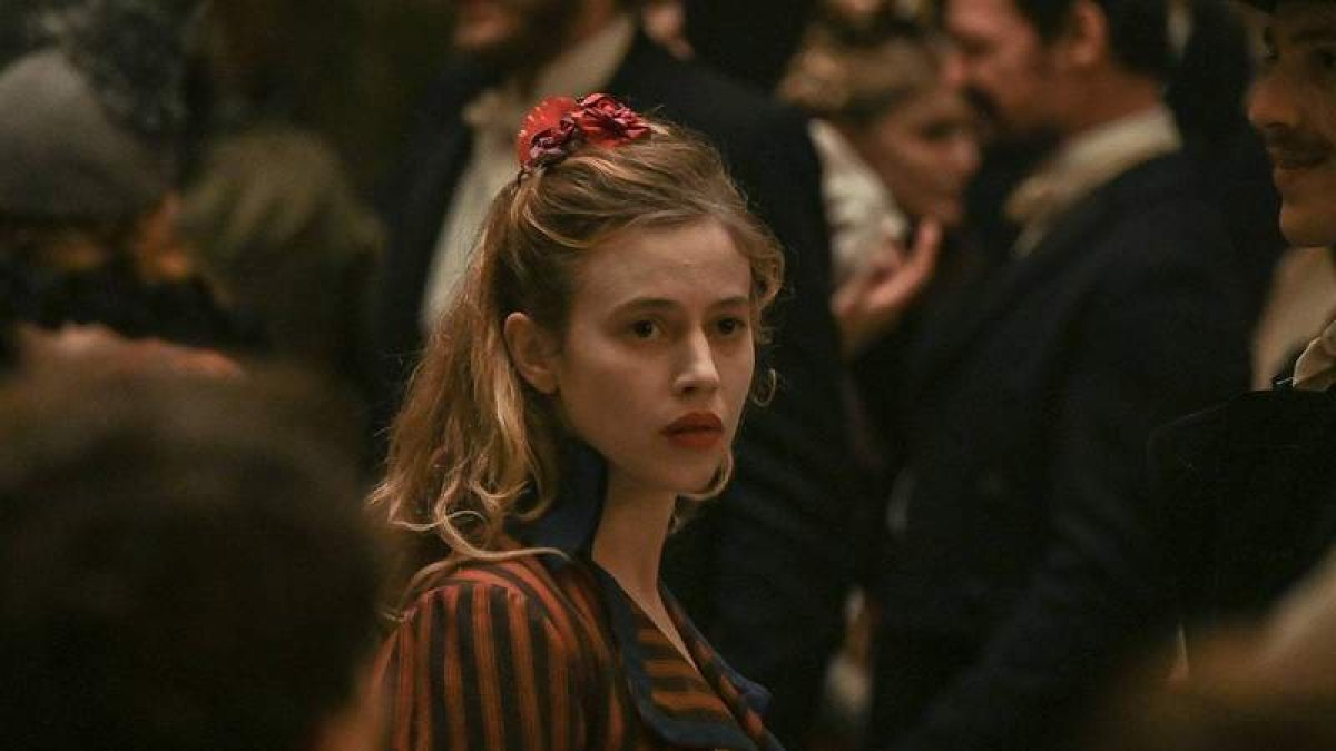 Imagen de una escena de la película ‘El baile de las locas’. AMAZON PRIME
