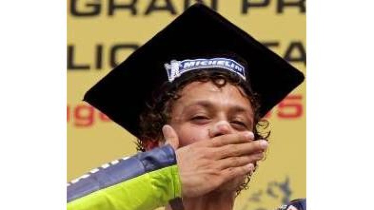 Rossi, doctorado en Comunicación hace unos días, con birrete en el podio