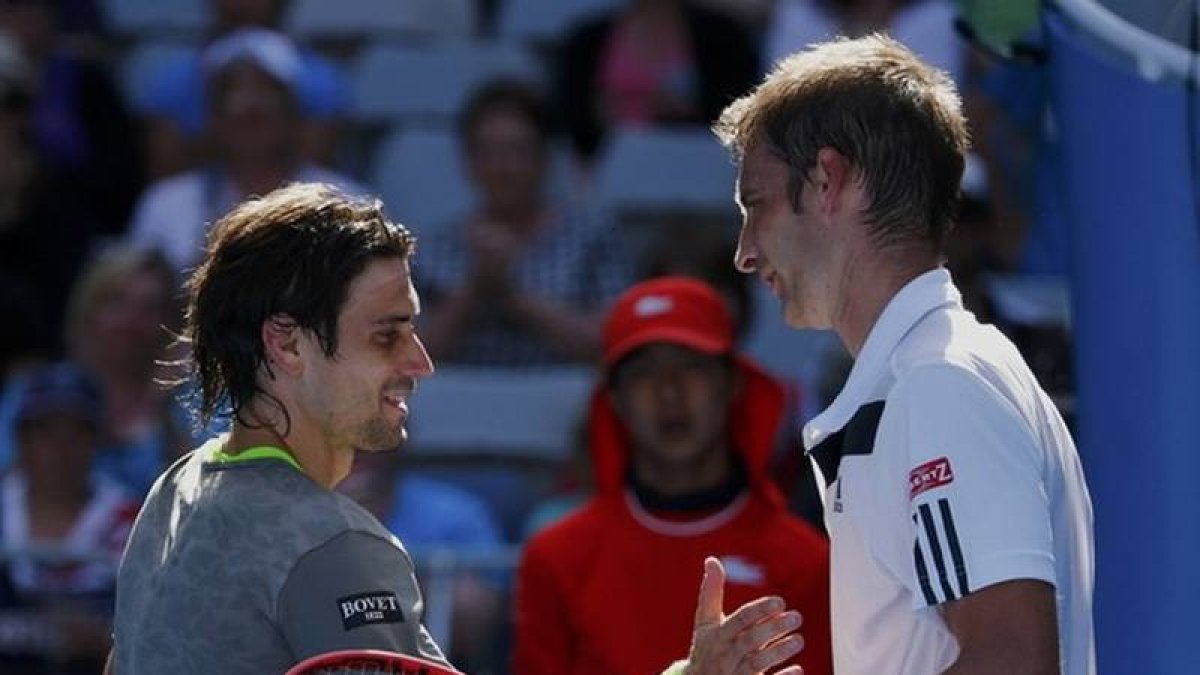 David Ferrer estrecha la mano a Floiran Mayer después de derrotarlo.