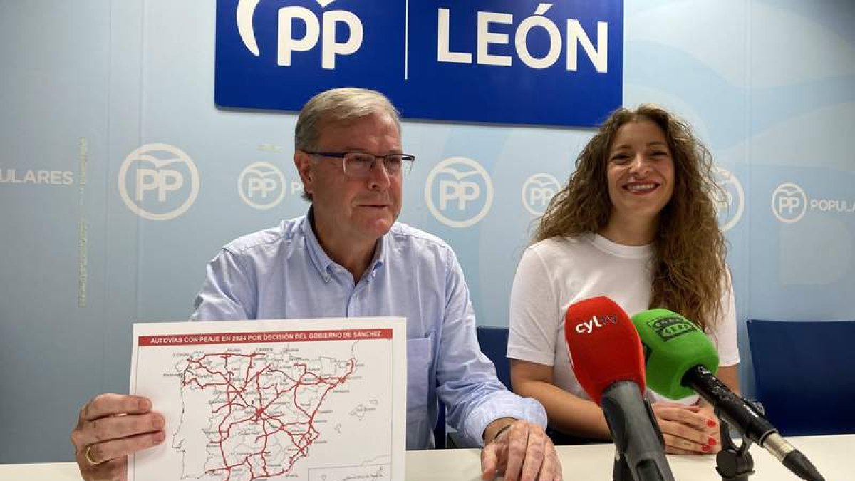 Antonio Silván, junto a Ester Muñoz, ayer en la sede del PP de León. DL
