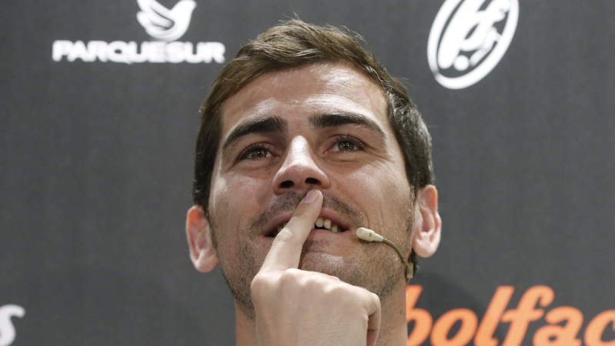 Iker acudió a la firma de un acuerdo de colaboración entre Futbol Factory y Casillas World.