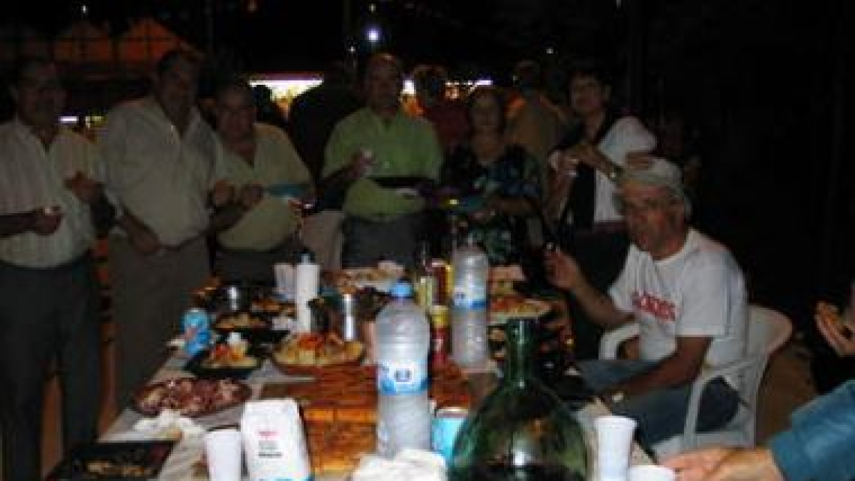 La cachelada popular se celebró al aire libre.