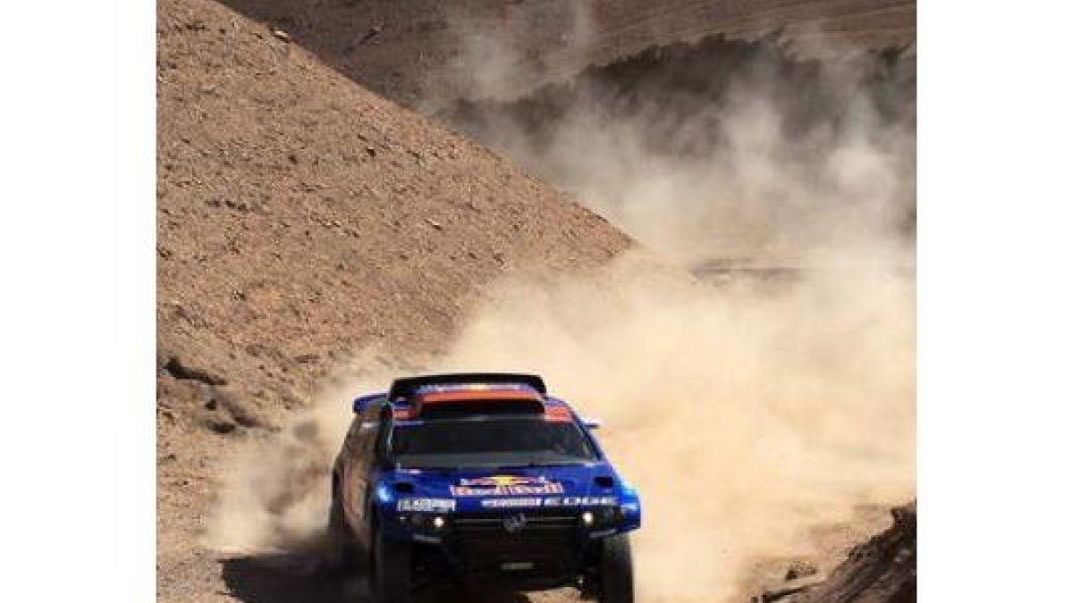 Sainz, al frente de su Volkswagen en la etapa de ayer.