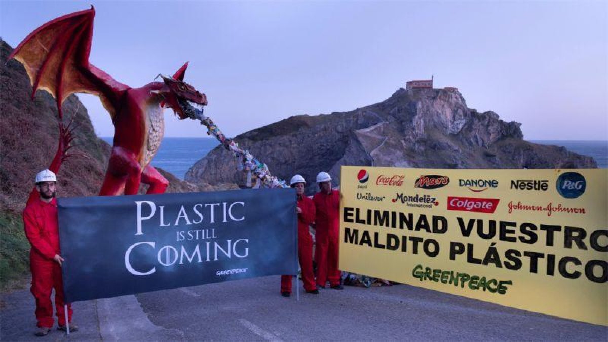 La acción pretende conseguir que las marcas reduzcan el uso del plástico.