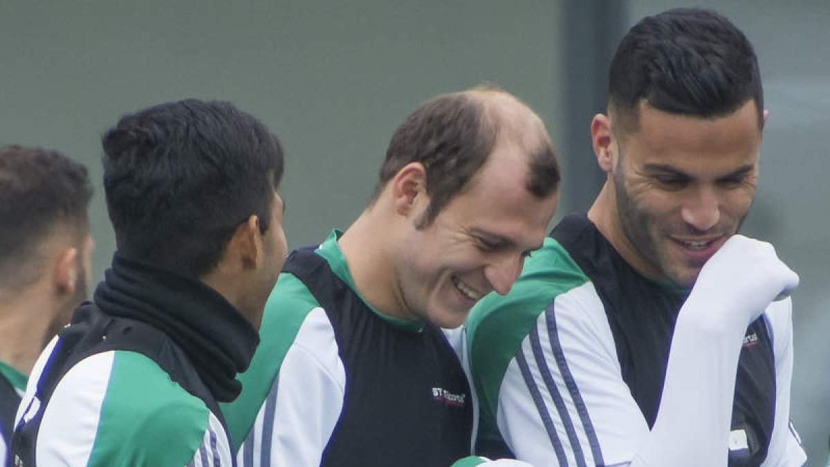 Roman Zozulya, en el centro, junto a Matías Nahuel y Bruno González en la sesión del Betis. RAÚL CARO
