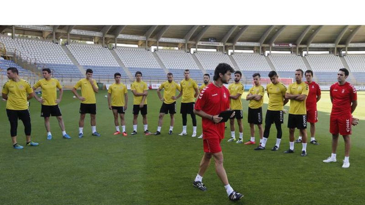 El entrenador de la Cultural, Juan Ferrando, dirige la primera sesión de la temporada en el Reino de León.