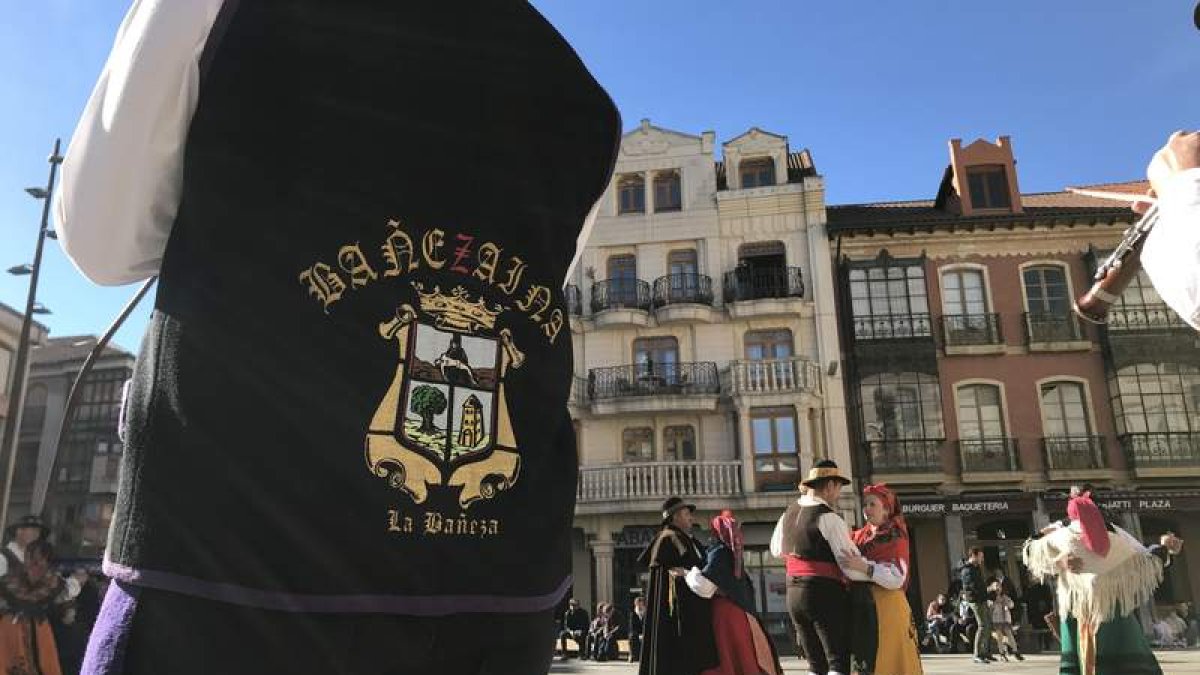 Bañezaina premia a El Hilandón como ‘Bañezaino de Honor’. A. VALENCIA