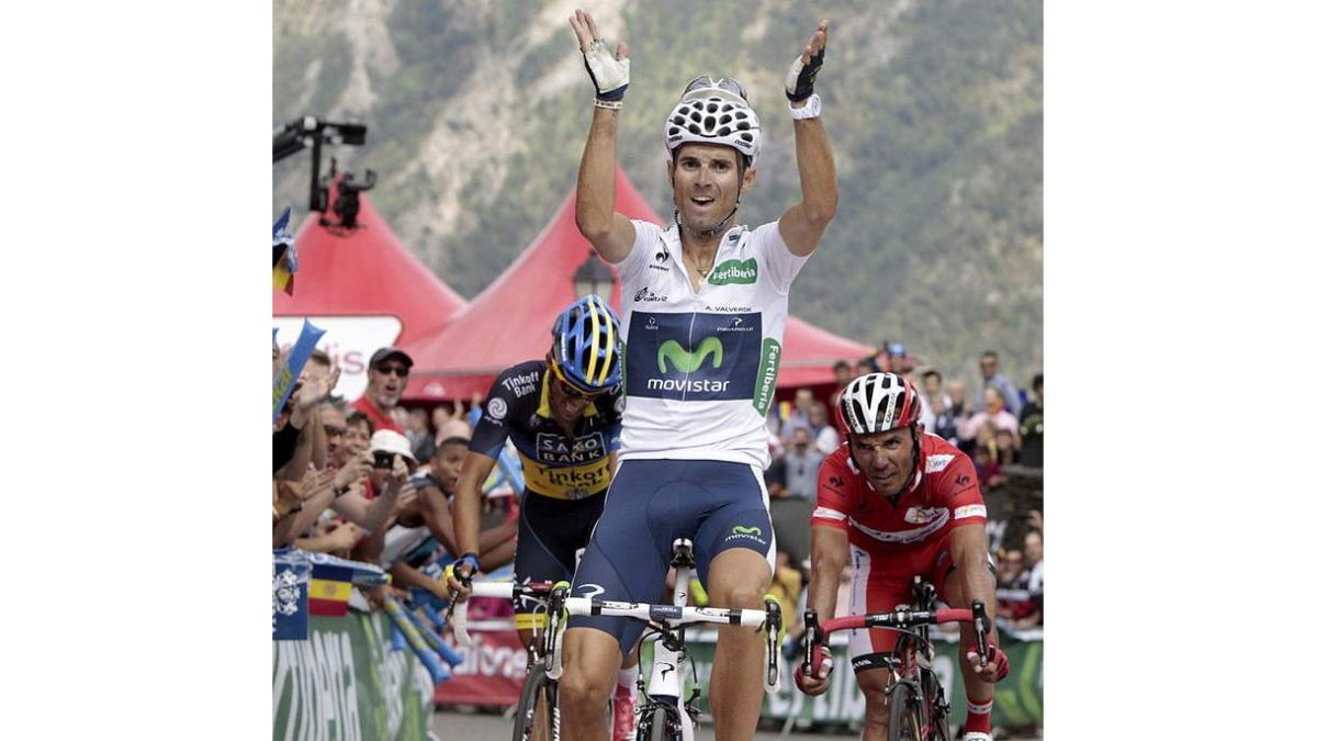 Valverde alza los brazos en señal de victoria a su llegada.